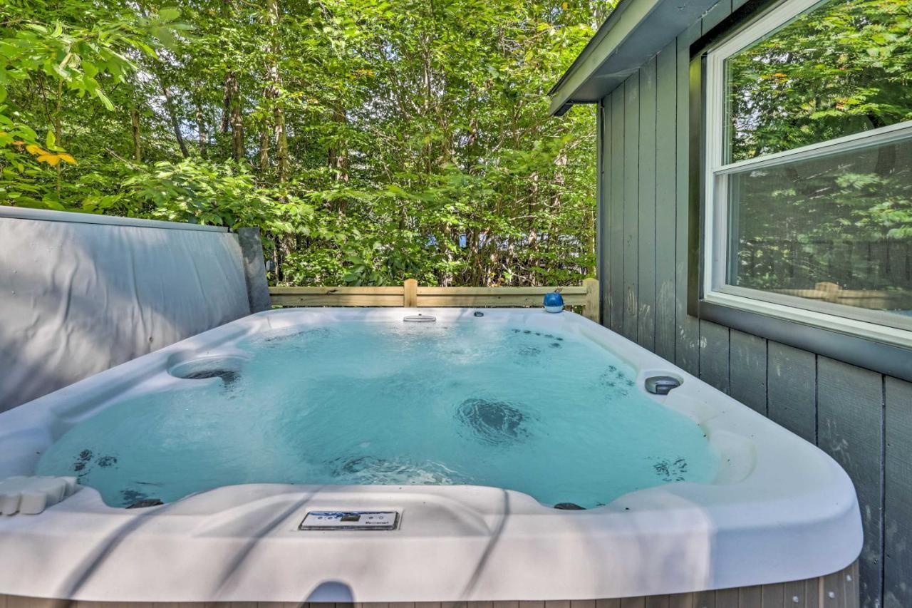 Modern Poconos Chalet With Private Hot Tub, Fire Pit Villa Tobyhanna Exterior photo